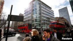 People walk past the building housing the offices of Cambridge Analytica in central London, Britain, March 20, 2018. (REUTERS/Henry Nicholls)