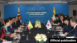 နိုဝင်ဘာလ (၂၆) ရက် မနေ့က နိုင်ငံတော်အတိုင်ပင်ခံပုဂ္ဂိုလ် ဒေါ်အောင်ဆန်းစုကြည်ဟာ တောင်ကိုရီးယားသမ္မတ Moon Jae-in နဲ့ နှစ်နိုင်ငံဆက်ဆံရေး သီးသန့်တွေ့ဆုံ 