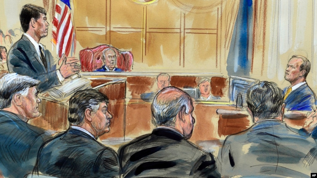 Este bosquejo del tribunal describe a Rick Gates, a la derecha, respondiendo preguntas del fiscal Greg Andres mientras testifica en el juicio de Paul Manafort, sentado segundo desde la izquierda, en el Juzgado Federal de Alexandria en Alexandria, Virginia, el lunes 6 de agosto de 2018.