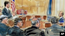 Este bosquejo del tribunal describe a Rick Gates, a la derecha, respondiendo preguntas del fiscal Greg Andres mientras testifica en el juicio de Paul Manafort, sentado segundo desde la izquierda, en el Juzgado Federal de Alexandria en Alexandria, Virginia, el lunes 6 de agosto de 2018.