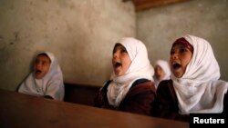 Girls attend a class at their primary school in a village in the Yemeni capital Sanaa November 5, 2013. REUTERS/Khaled Abdullah (YEMEN - Tags: EDUCATION SOCIETY) - RTX150ML