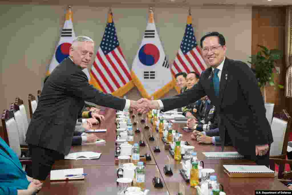 2018年6月28日，到访韩国首尔的美国国防部长马蒂斯同韩国国防部长官宋永武（右）在会谈中握手。马蒂斯向韩国保证，美国对保卫韩国安全的承诺&ldquo;仍然坚如磐石&rdquo;。