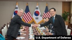Le secrétaire américain à la Défense, Jim Mattis, rencontre Song Young-moo le ministre sud-coréen de la Défense nationale à Séoul en Corée du Sud, le 28 juin 2018.