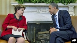 Os presidentes Barack Obama e Dilma Rousseff na Casa Branca. A visita de estado marcada para o dia 23 de Outubro foi adiada em vista das recentes alegações de espionagem.