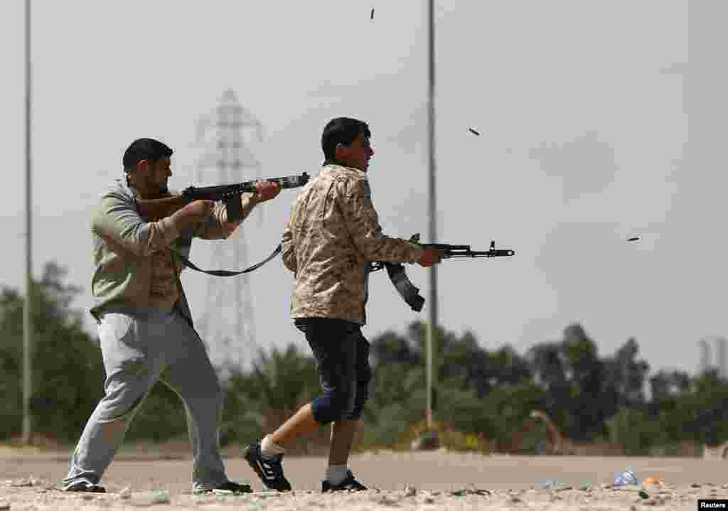 นักรบจาก Misrata กำลังใช้อาวุธปืนยิงกับกลุ่มนักรบรัฐอิสลามหรือกลุ่มไอซิส ใกล้ๆกับเมือง Sirte ประเทศลิเบีย