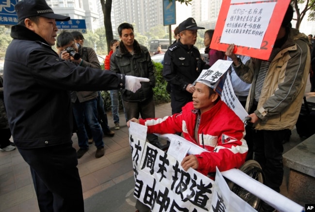 《南方周末》2013年的新年献辞事件之后,2013年1月10日,人们到这家广州报纸的总部附近声援《南方周末》和言论自由,一名警察指着一个坐在轮椅上的示威者,然后把他带走。那一年元旦,《南方周末》编辑部写好了题为《中国梦,宪政梦》的元旦献辞,出报时题目被改成了《我们比任何时候都更接近梦想》。南周编辑奋起抗争,网上出现了落款为编辑部的声明说,新年献辞不是他们编辑部审定的稿件。