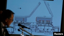 Un funcionario japonés explica la actual situación en la planta nuclear de Fukushima.