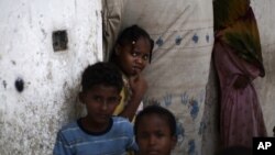 El desplalzamiento de niños yemeníes pone en riesgo su salud y su educación.
