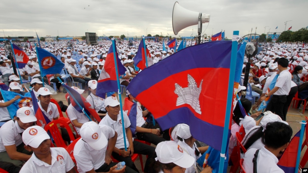 ក្បួន​ហែ​ក្បួន​ឃោសនា​​បោះ​ឆ្នោត​របស់​អ្នក​គាំ​ទ្រ​គណបក្ស​កាន់​​របស់​លោកនាយក​រដ្ឋ​មន្ត្រី ហ៊ុន សែន នៅ​ភ្នំពេញ​កាល​ពី​​ថ្ងៃ​ទី​៧ កក្កដា ២០១៨។