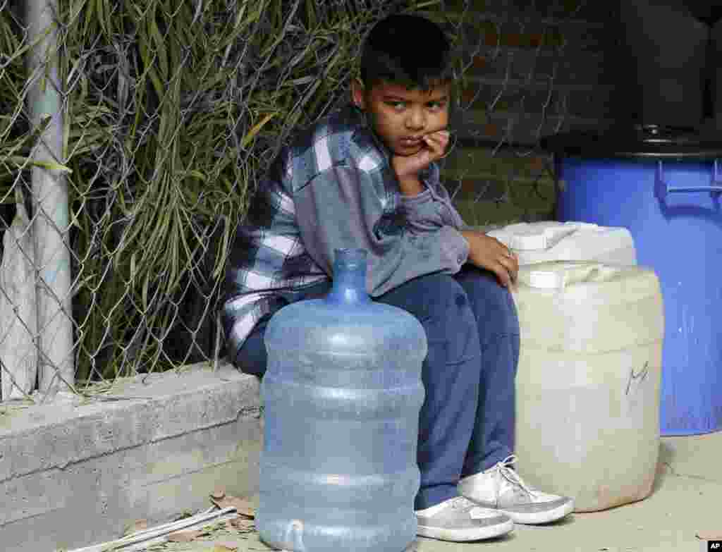 بحران ونزوئلا با قطع برق و آب شدید تر شده است. یک پسر جوان در انتظار است تا کمی آب آشامیدنی برای خانه تهیه کند.&nbsp;