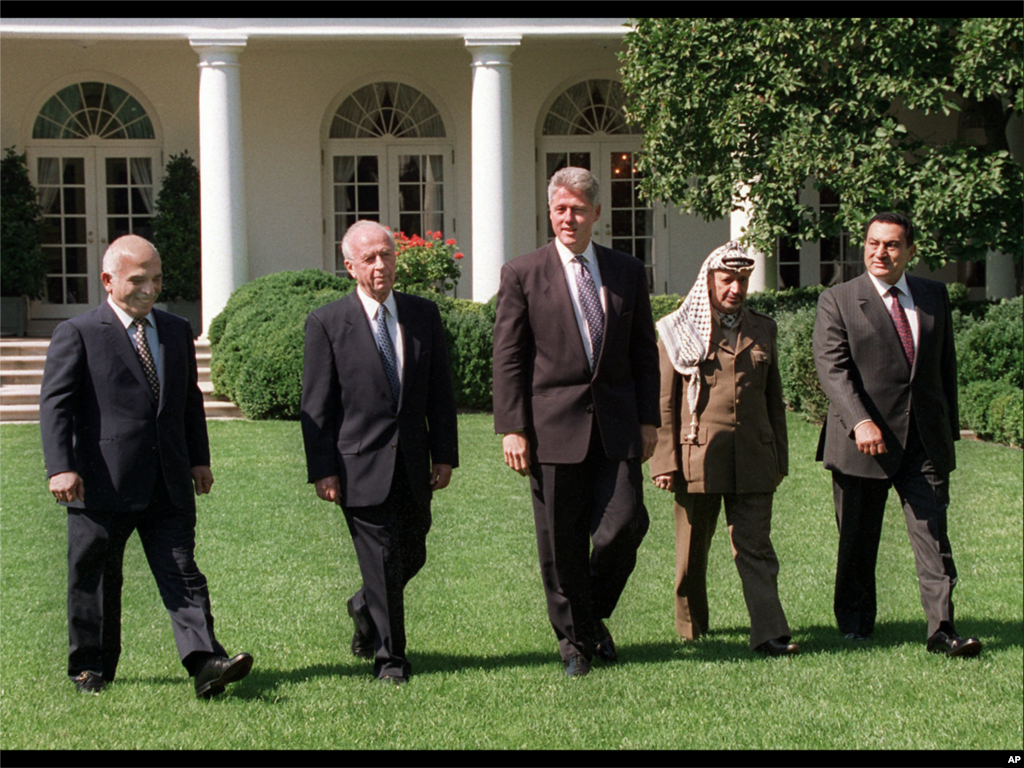 (美联社) 1995年九月二十八号，克林顿总统引导中东领导人进入白宫玫瑰园，当时在白宫签订了中东协议