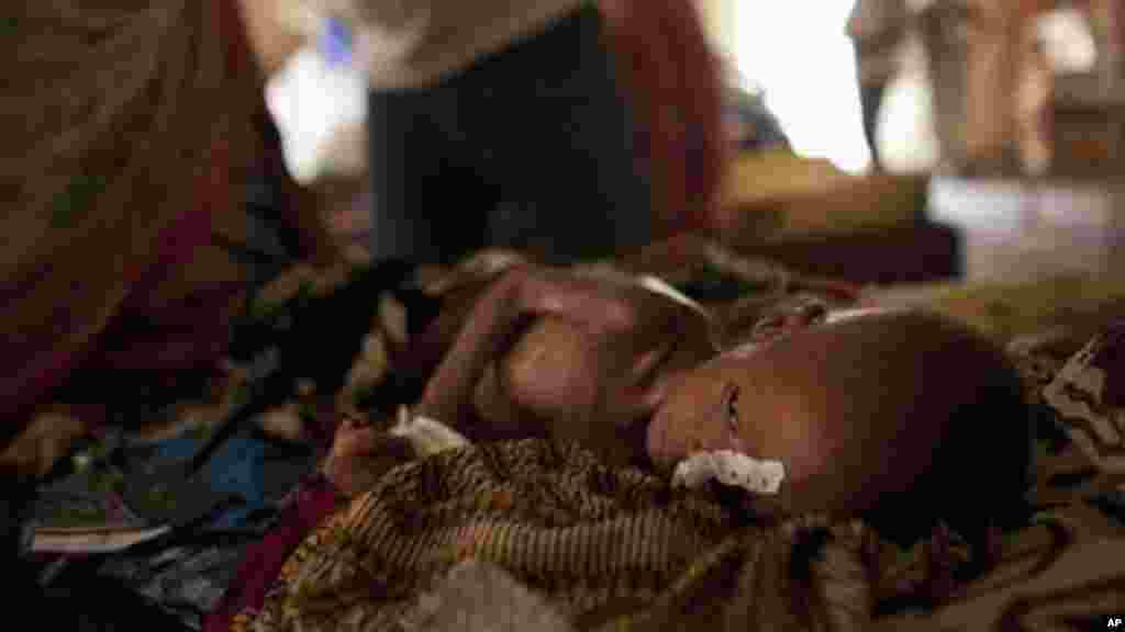 Zara Mahamat, souffrant de malnutrition, diarrhée et de la fièvre, reçoit un traitement par un tube d&#39;alimentation nasal accompagnée de sa mère, dans une tente de soins intensifs à l&#39;hôpital de N&#39;Gouri, au Tchad, le mercredi 1er Avril. (AP Photo / Ben Curtis) 
