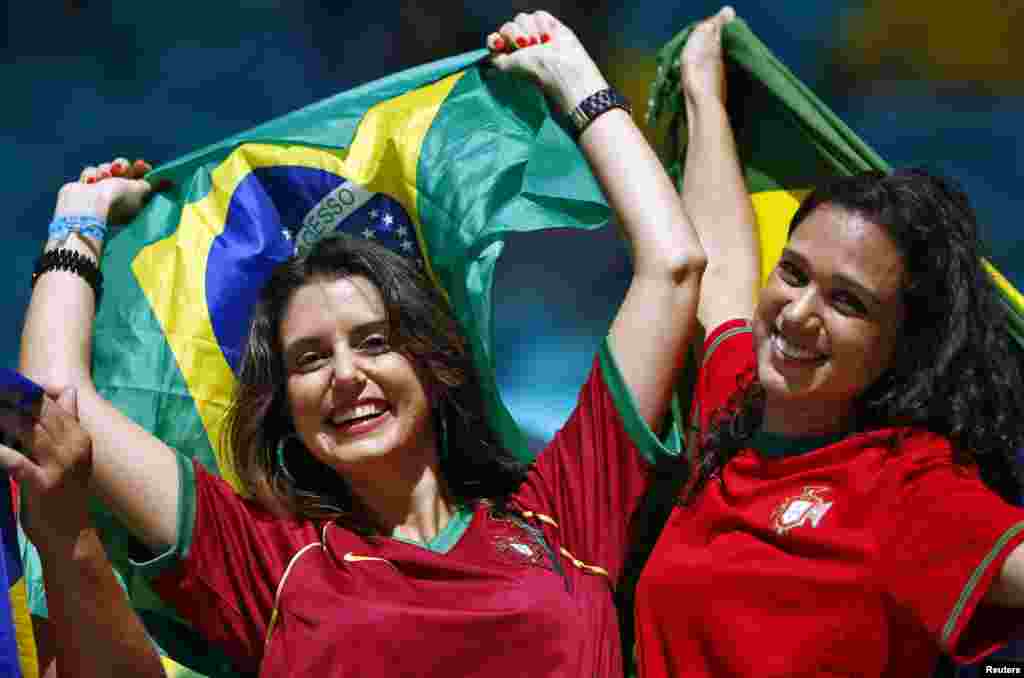 Fãs de Portugal exibem uma bandeira do Brasil antes do jogo Portugal vs Alemanha na Arena Fonte Nova, Salvador, Junho 16,&nbsp; 2014. REUTERS/Darren Staples