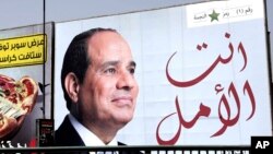 Papan reklame (billboard) pemilihan Presiden Mesir bergambar Presiden Abdel-Fattah el-Sissi bertuliskan "Anda adalah harapan" dalam bahasa Arab, di Kairo, Mesir, 19 Maret 2018. (Foto: dok).
