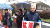 2016年2月23日，來自中國上海的袁建斌在美國國務院前準備攔截中國外長王毅的座車“上訪”。