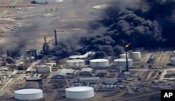 Otra imagen aérea del video proporcionado por KSTP-TV en Minneapolis, muestra el humo que sale de la refinería de petróleo Husky Energy después de una explosión y un incendio el jueves 26 de abril de 2018, en la planta de Superior, Wisconsin.