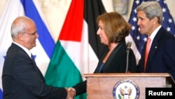 El jefe negociador palestino Saeb Erekat y la ministra de Justicia israelí, Tzipi Livni, se saludan tras las primeras declaraciones conjuntas, junto al secretario de Estado, John Kerry.