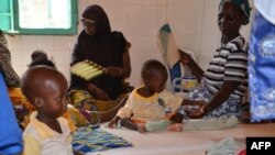 Des déplacés dans l'hôpital de Tillabéri, au Niger, le 14 octobre 2013.