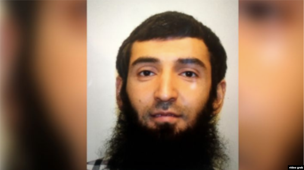 Nhà chức trách đã liên kết nghi phạm, Sayfullo Saipov, một người nhập cư gốc Uzbekistan 29 tuổi đến Mỹ năm 2010, với các tài khoản mạng xã hội có chứa những tài liệu liên quan đến Nhà nước Hồi giáo.