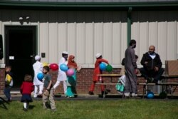Anak-anak menerima balon dalam perayaan Idulfitri di Guiding Light Islamic Center di Louisville, Kentucky, A.S. 13 Mei 2021. (Foto: REUTERS/Amira Karaoud)