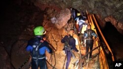 潛水人員在岩洞中進行拯救被困泰國少年的行動
