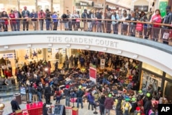 Warga memprotes keputusan dewan juri dalam kasus penembakan Michael Brown, di pusat perbelanjaan St. Louis Galleria di Richmond Heights, Missouri, November tahun lalu (foto: dok).