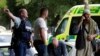 Para petugas kepolisian berusaha meminta warga untuk keluar dari lingkungan sebuah masjid di pusat Kota Christchurch, Selandia Baru, setelah terjadi penembakan, Jumat, 15 Maret 2019.