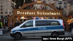 Une voiture de police se tient devant le marché de Noël "Striezelmarkt" à Dresde, Allemagne de l'Est, le 20 décembre 2016.