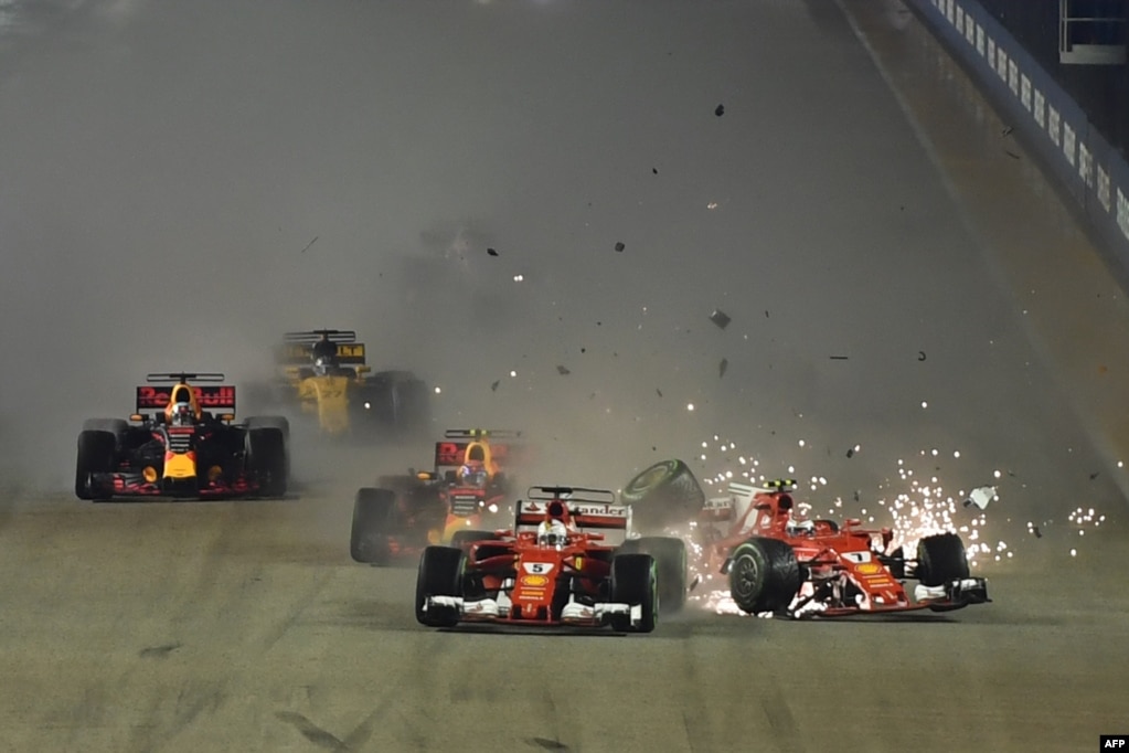 El automóvil del piloto finlandés de Ferrari Kimi Raikkonen, se ve después de un choque del piloto alemán de Ferrari Sebastian Vettel, durante el Gran Premio de Singapur de Fórmula Uno en Singapur, el 17 de septiembre de 2017.