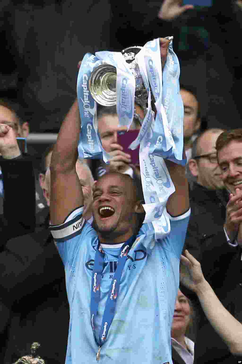 Vincent Kompany na Manchester City rike da kofi