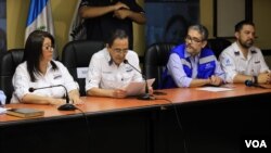 Funcionarios del MInisterio de Salud de Guatemala, informan en conferencia de prensa la primera muerte en el país por coronavirus. Foto: Eugenia Sagastume, VOA.