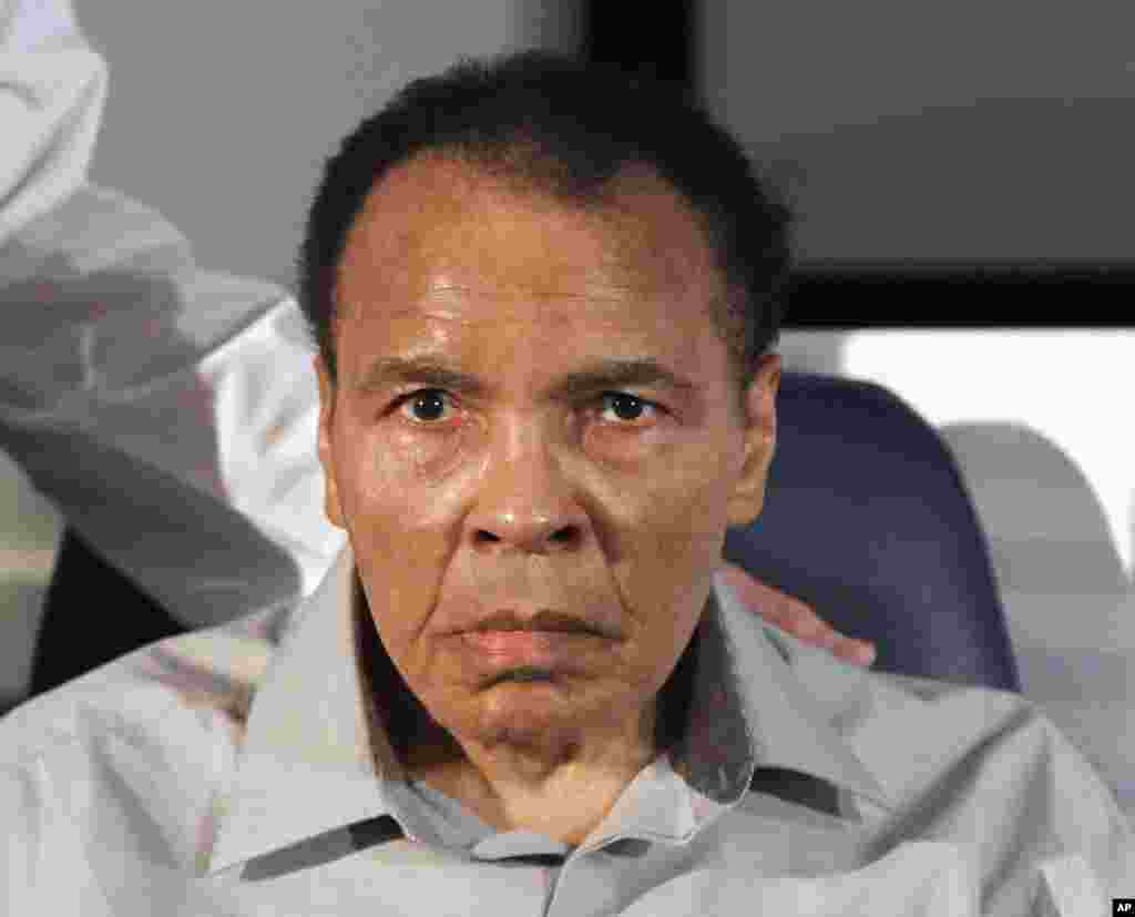 El 22 de de febrero de 2012, el ex campeón mundial de boxeo Muhammad Ali, entra al Instituto Neurológico Barrow hospital St. Joseph en Phoenix.