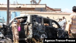 Polícia inspecciona a viatura que explodiu em Aden, 10 de Outubro, 2021
