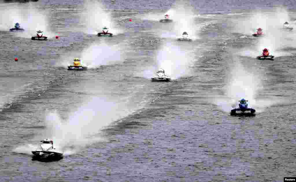 F1 powerboats race across the water in the F1H20 London Grand Prix in the Royal Victoria Dock in London.
