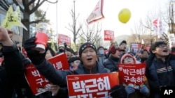 서울에서 10일 열린 집회에서 참가자들이 박근혜 대통령을 구속하라는 구호를 외치고 있다. 