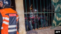 La police marocaine intervient lors d'une bagarre, à Casablanca, le 24 novembre 2017.