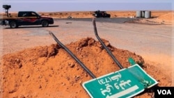 Pasukan pemberontak berpatroli di 73km di luar Bani Walid, Libya (1/9).