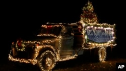 یک ماشین که در شبهای کریسمس با نور دکور شده است. 