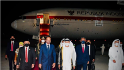 Presiden Jokowi tiba di Terminal Kepresidenan Bandara Internasional Abu Dhabi, Persatuan Emirat Arab (PEA), Selasa (2/11). (Foto: BPMI Setpres/Laily Rachev)