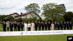 El presidente estadounidense, Barack Obama, y otros líderes del G-7, se tomaron la foto oficial de la cumbre en Shima, Japón, el viernes, 27 de mayo de 2016.