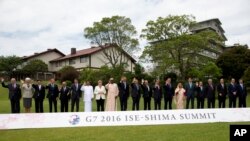 Presiden Obama dan para pemimpin negara peserta KTT G7 berfoto bersama di Shima, Jepang (27/5).