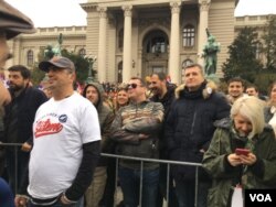 Protest "Svi kao jedan" u sklopu serije protesta "1 od 5 miliona" ispred Skupštine Srbije u Beogradu, 13. aprila 2019. (Aleksandra Nenadović, VOA)