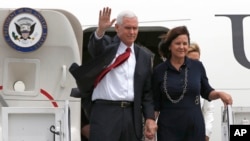 Mike Pence et son épouse Karen à leur arrivée à Tokyo, Japon, le 18 janvier 2017.