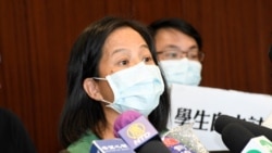 進步教師同盟成員吳美蘭表示，教育局以有計劃宣揚港獨信息為理由，取消一名小學教師註冊資格， 是政治凌駕一切，她形容是”香港式文革”。(美國之音湯惠芸)