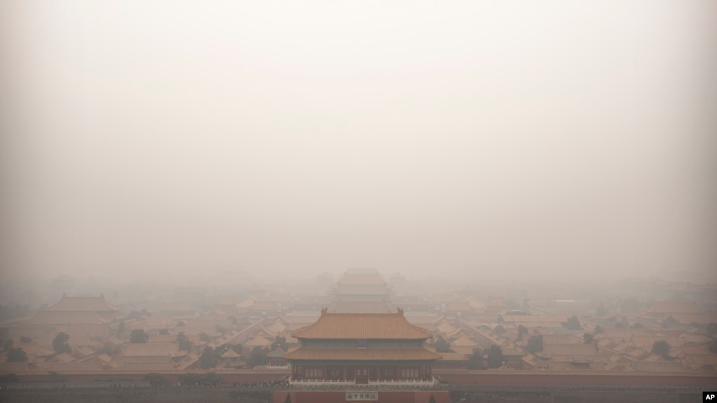 这张美联社照片摄于2020年1月18日北京紫禁城，当天空气污染程度可见一斑。(photo:VOA)
