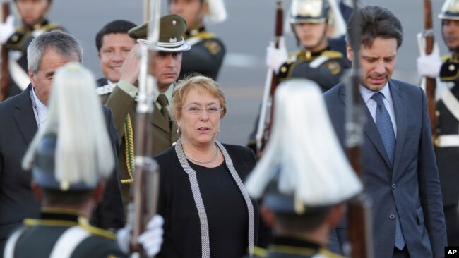 La presidenta de Chile, Michelle Bachelet, recibe honores militares a su llegada a Quito, Ecuador, para la toma de posesión del presidente electo Lenin Moreno.