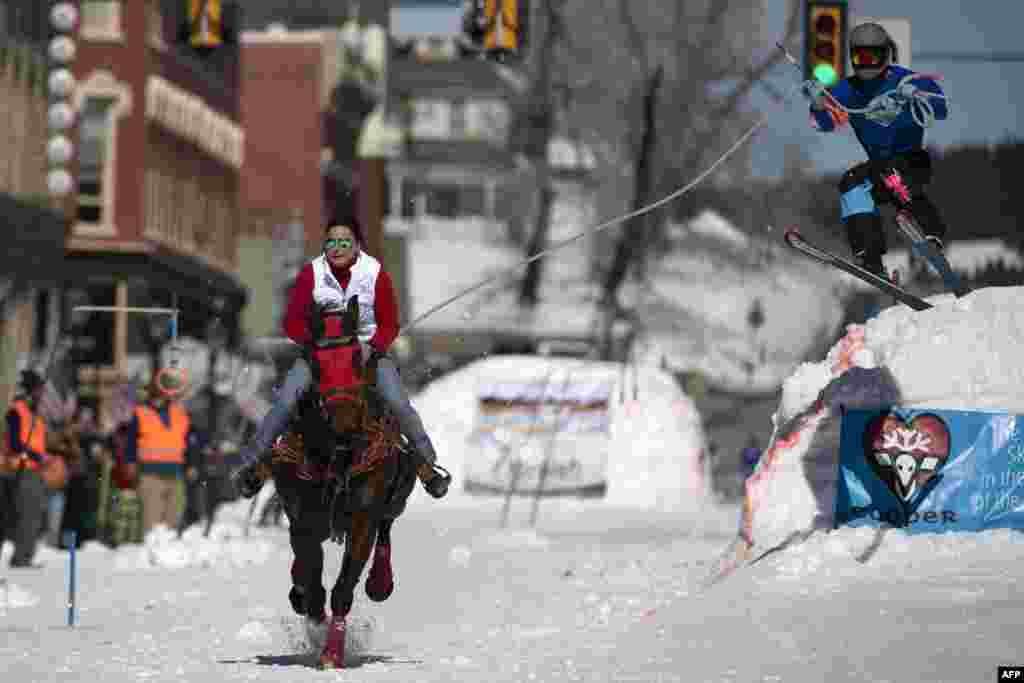 កីឡាការនី Rider Kelley McComb ប្រកួត​នៅ​លើ​មហាវិថី Harrison ខណៈ​ដែល​កីឡាករ​ជិះ​ស្គី Shaun Gerber លោត​ជា​លើក​ទី១ នៅ​ក្នុង​ការ​ប្រកួត Leadville Ski Joring ប្រចាំ​ឆ្នាំ​លើក​ទី៧២ នៅ​ក្នុង​ក្រុង Leadvill រដ្ឋ Colorado កាលពី​ថ្ងៃទី៧ ខែមីនា ឆ្នាំ២០២០។