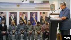 Presiden Susilo Bambang Yudhoyono memberikan keterangan terkait isu penyadapan oleh Australia di Istana Negara Jakarta, didampingi pejabat terkait (20/11). (VOA/Andylala Waluyo)