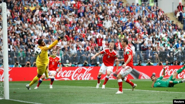 Đội tuyển Nga đã ghi bàn thắng đầu tiên ở phút 12, dẫn trước 1 - 0 nhờ công của cầu thủ Yuri Gazinskiy.