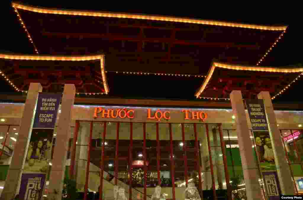 Mặt tiền khu shopping Phước Lộc Thọ lúc chợ đêm nhóm họp. (Ảnh: Hoa Duc Trinh)